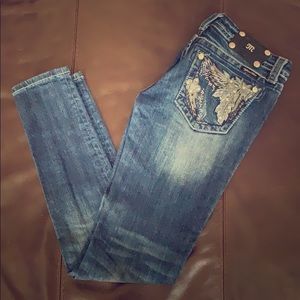 Embellished pocket, dark wash with fade detail 27